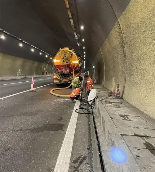 浪卡子隧道排水渠清淤